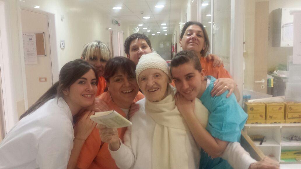 partytime80_rr's tweet photo. @Pontifex_it   un saluto da suor ilde e l'equipe di Medicina d'Urgenza dell'ospedale Fatebenefratelli di Milano http://t.co/LdMiyz3iT1