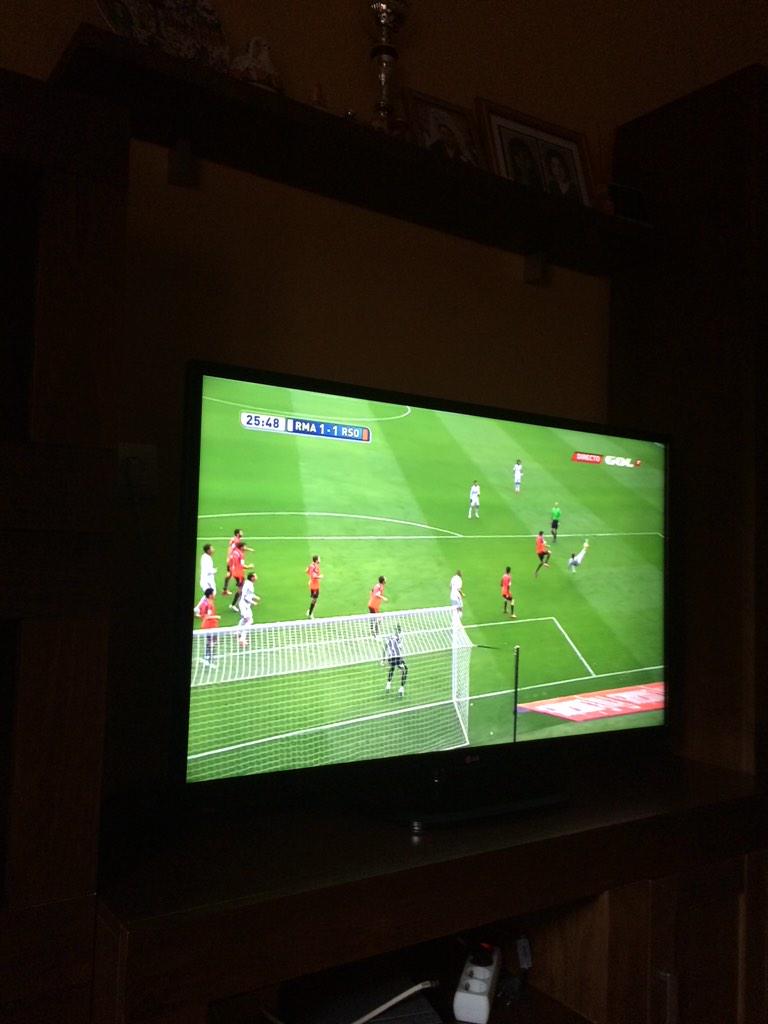 Reguillero's tweet photo. Viendo el partido y escuchando @tjcope  #TiempodeiPhone http://t.co/22TfyUK26w