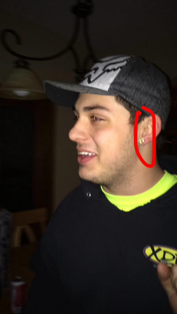 oscardiaz_6's tweet photo. Who looks better with the piercing? 
Fav for @Elliotkirchert 
Rt for @BombardoMike http://t.co/pSlpgZKGbI