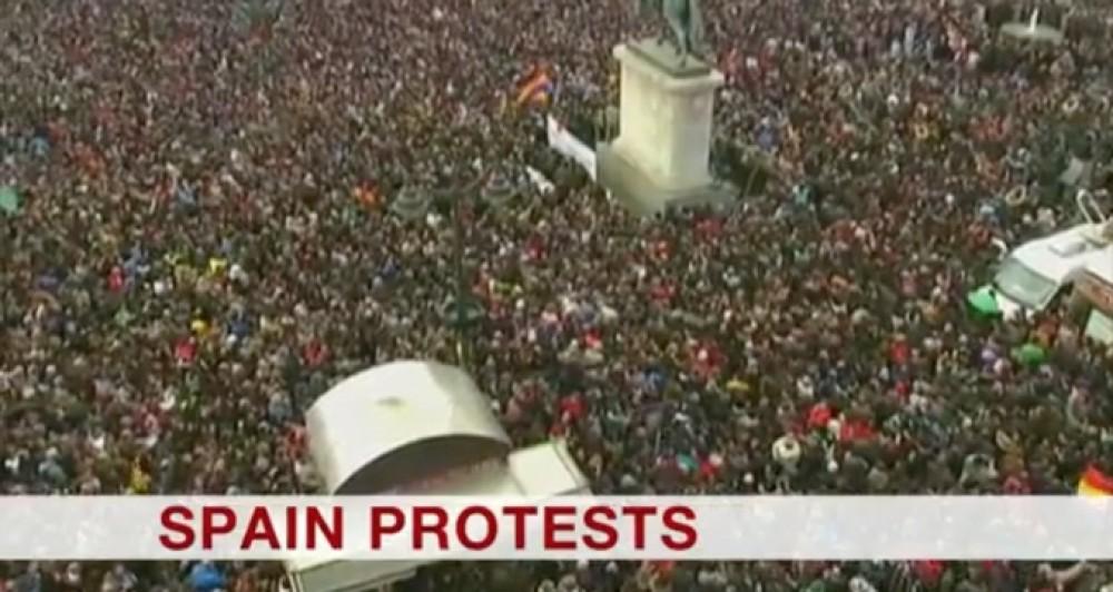 FormulaTV's tweet photo. BBC abre con la marcha de Podemos, mientras que en 'Telediario' de TVE es la cuarta noticia: http://t.co/GoBNkidKZW http://t.co/GyQS4TlaLv
