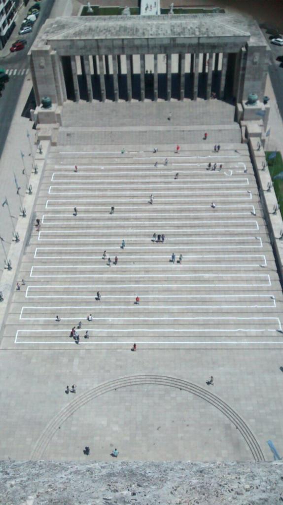 TEDxRosario's tweet photo. Así se ve la línea de ideas + larga del mundo desde los ojos del @elzurdopriori en lo + alto del monumento #Rosario http://t.co/mgTQXFdsT7