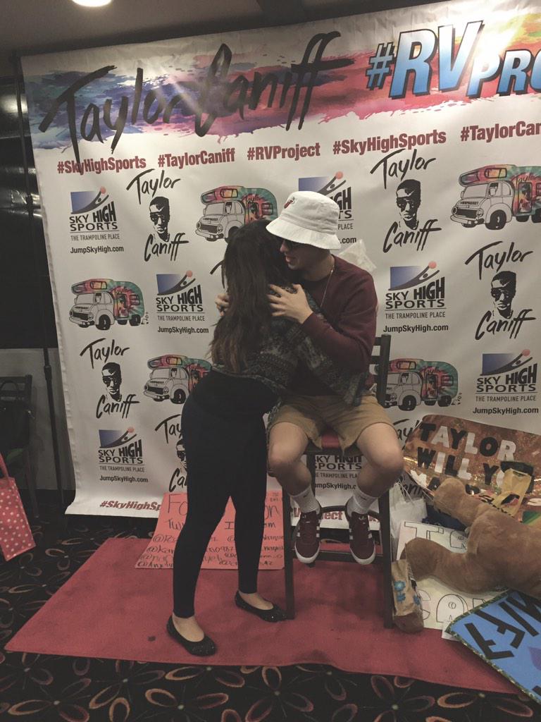 minaxceleste's tweet photo. TAYLOR IF THIS GET 50+ RTS WILL YOU FOLLOW ME PLEASE 😭💘❤️💙 http://t.co/I9hzDgL5L7