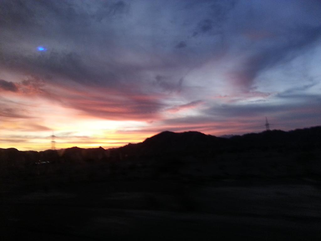 pi_pet's tweet photo. @sudjiwotedjo senja antara Madinah - Mekah http://t.co/iCyAi73kor