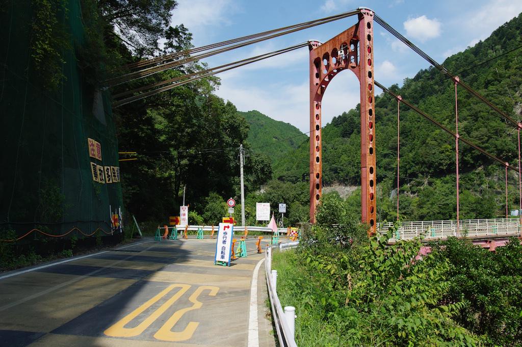 そよかぜ 土砂崩れで落下する前の浜松市天竜区佐久間町のつり橋 国道473号 原田橋 緑色のネット部が崩れたっぽい 13年9月22日撮影 Http T Co Ljdaitamub