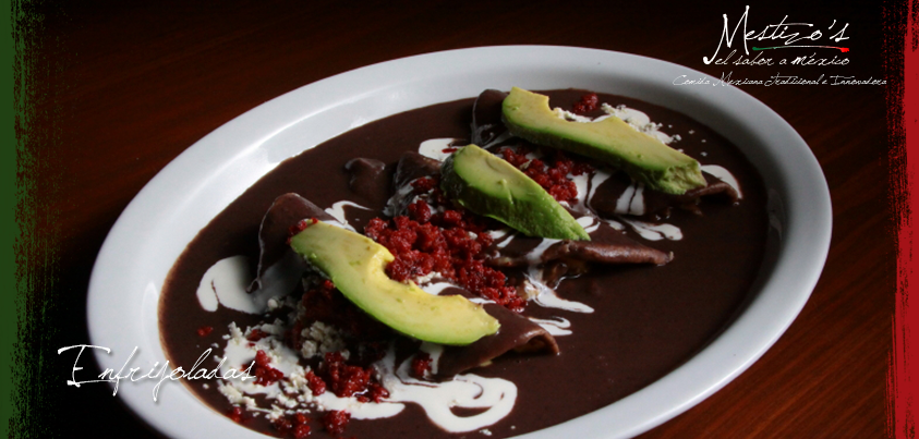 Ven a desayunar unas #Enfrijoladas con su chorizo, crema y aguacatito... ¡riquísimas!  #Mestizos #Cancun