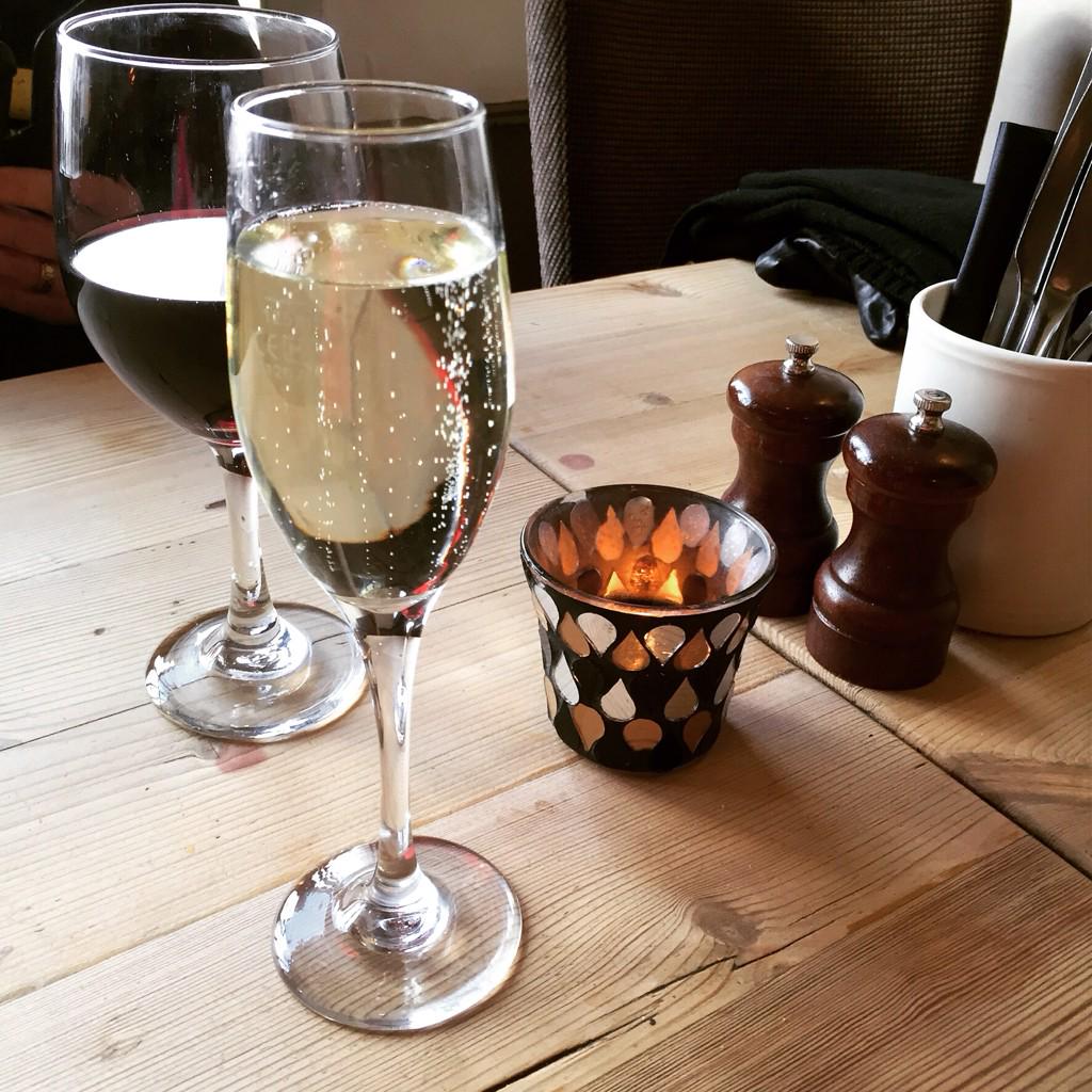 TraceyMc25's tweet photo. Lovely chilled afternoon @WigWarwick 🍸😃 http://t.co/LgEwEk0L0y