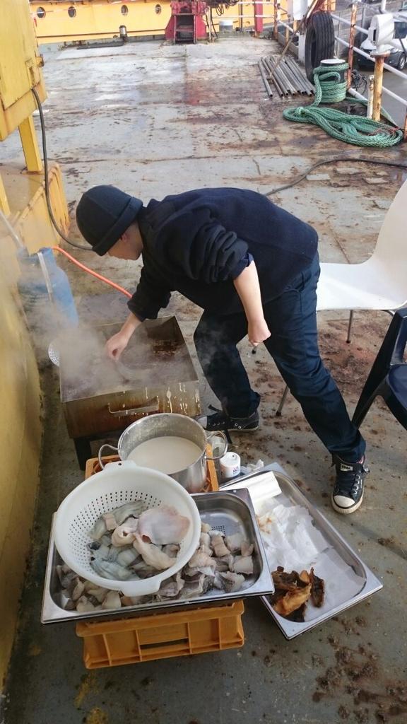 Nieuwe vrijwilligers, nieuwe blussers door <a href="/tennapelbrand/">TNB Urk</a> en messen v/d zegels. Gezegend door zoveel betrokkenheid!