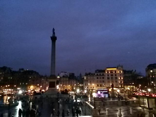 readtheroom's tweet photo. Beautiful night in #London, outside the National Portrait Gallery http://t.co/le7XeEscn8
