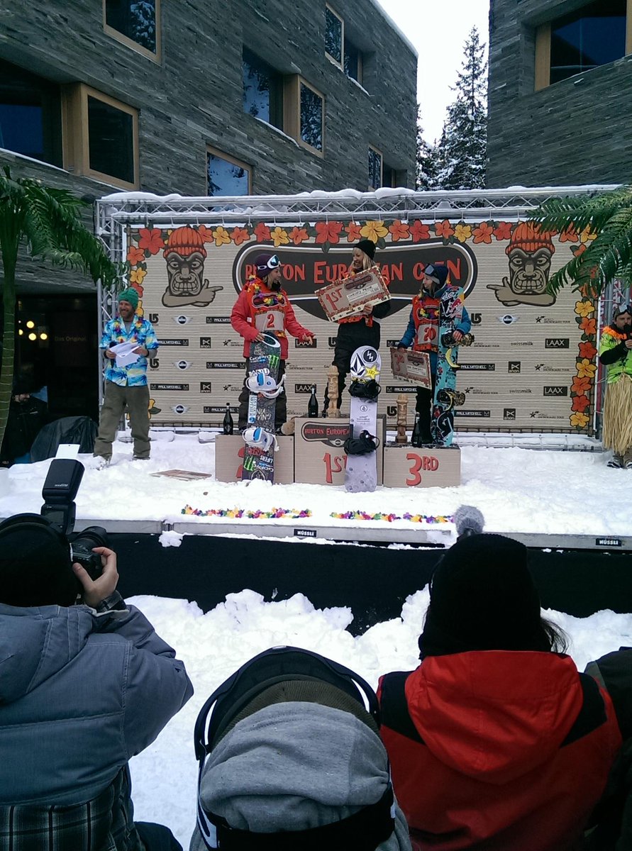 Hands UP for the Winners of todays BurtonEuropeanOpen! 1. @ChristyPrior 2. <a href="/JamieAsnow/">Jamie Anderson</a> 3. <a href="/ennirukajarvi/">Enni Rukajärvi</a> YAHII!!!!