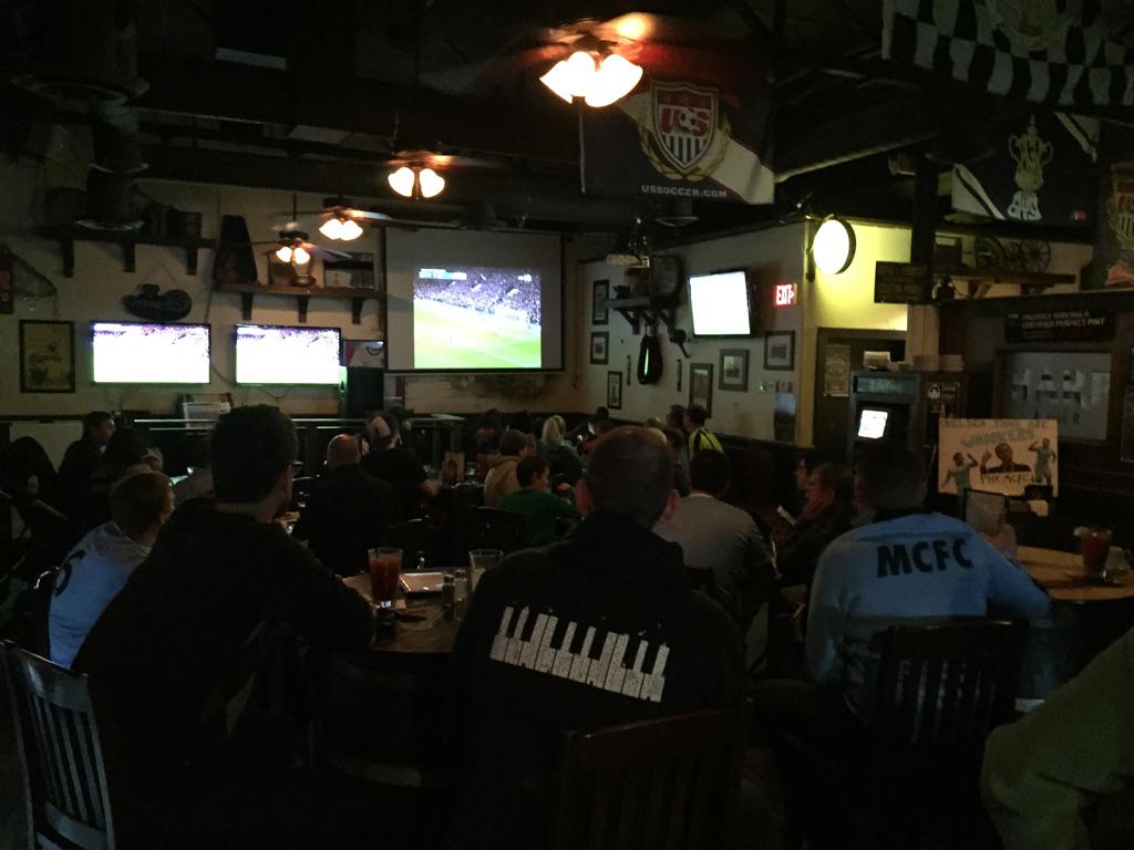 MCFCPhoenix's tweet photo. @MenInBlazers packed house at Tim Finnegan's on the west side for City v. Chelsea. http://t.co/6DLsEstGqu
