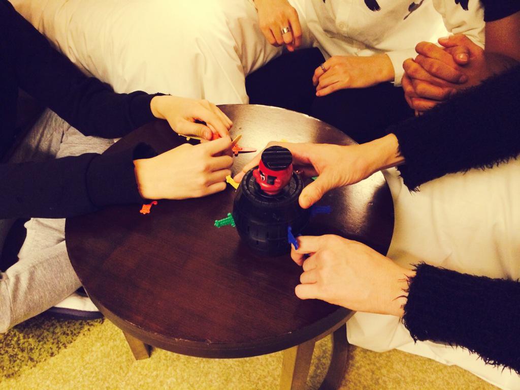 B8sq4_gCUAIkU7w.jpg:large