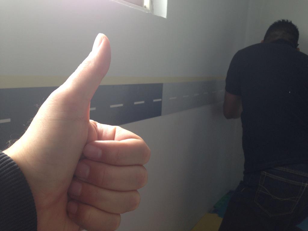 jesuscisman's tweet photo. En @imagenb también pavimentamos paredes #Rotulación #Vinil http://t.co/jFGxtoslZj