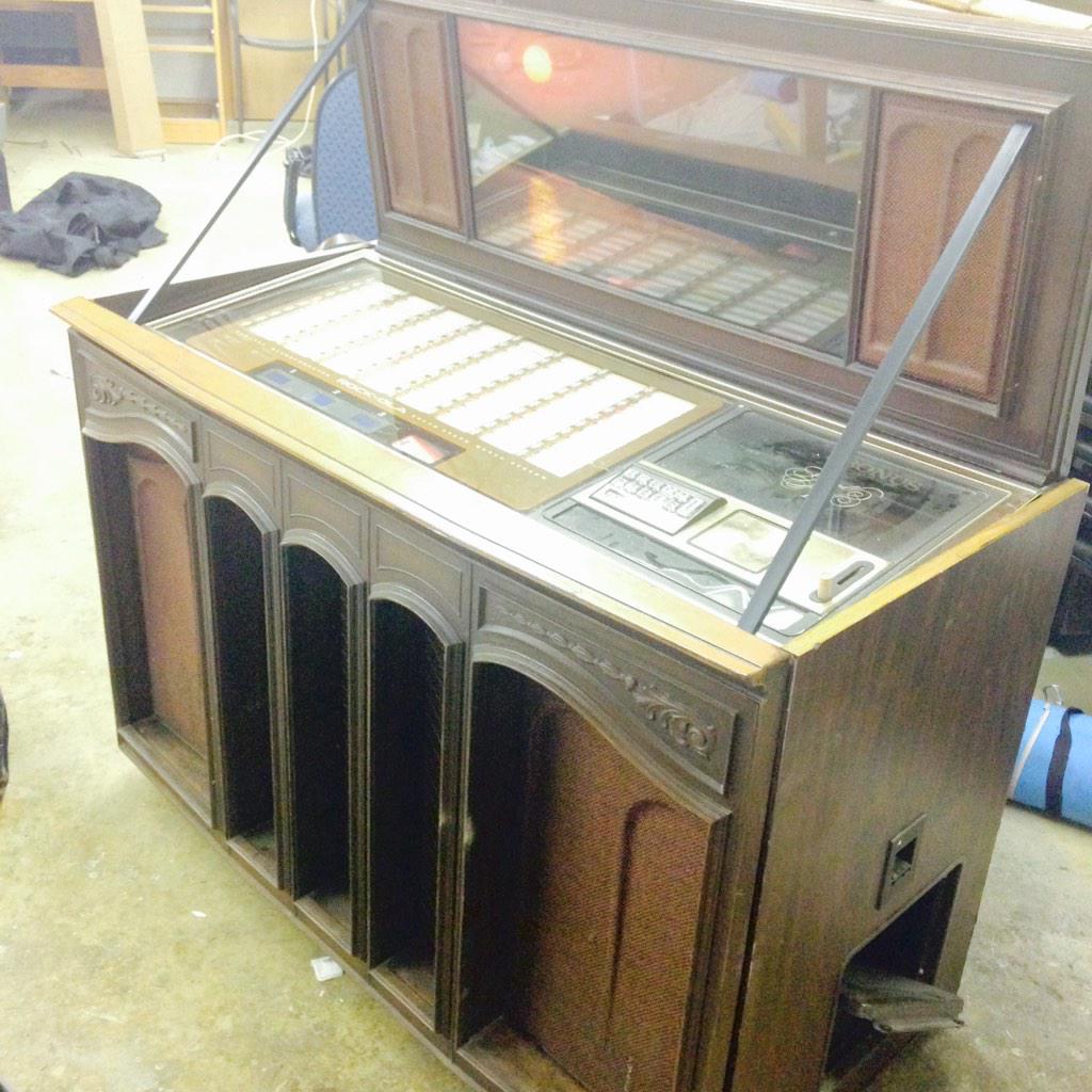 Sometimes this is what you find when you clean the house's storage room: A working 1978 Jukebox!
#ΒΘΠ <a href="/BetaThetaPi/">Beta Theta Pi</a>