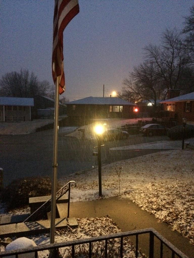 ezbeesolutions's tweet image. @NickBenderKMBC snowing now in Saint Joseph #weatherbugbeth