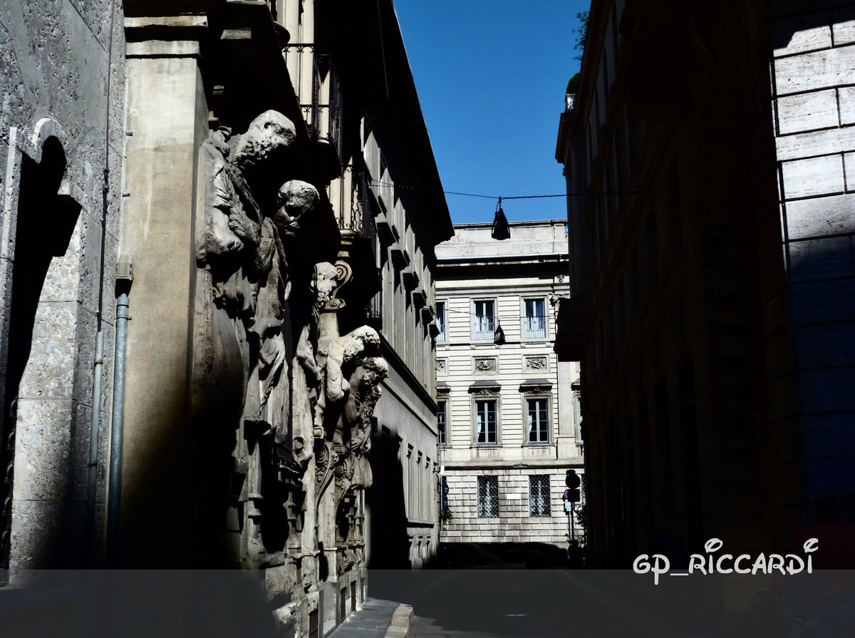 FotoDiMilano's tweet photo. “@gp_riccardi: Casa degli #Omenoni a #milano
@italiadasogno @FotoDiMilano http://t.co/UbedNEXY9n”