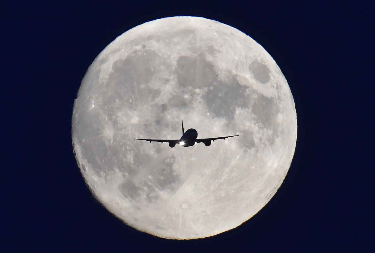PopSci's tweet photo. After two aircrafts disappeared in 2014, the NTSB says it’s time to track planes from space http://t.co/uLFb8tpKnW http://t.co/SwyZ0KrX7J