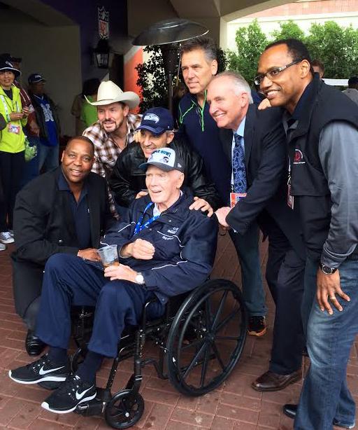 RaibleKIRO7's tweet photo. Hey, 12s: Wanted to share this with you. Some teammates and I spent time today with former Hawks coach Chuck Knox. http://t.co/YQ3ixN8gxz