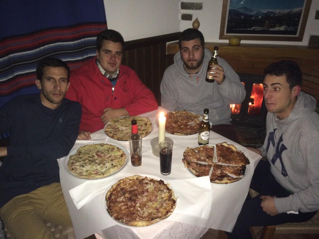 ChekaDeejay's tweet photo. Celebración de cumpleaños versión romántica Jajajaja #SinLuz http://t.co/YdoisJt2dr
