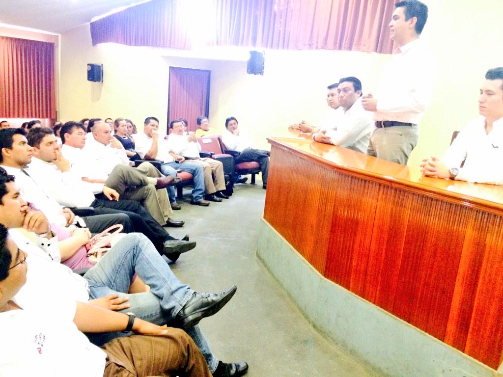 IRHYucatan's tweet photo. El Director de la Escuela Estatal de Cuadros @CuadrosPRI el Mtro @CarlosCetina reconoció el compromiso de cada alumno http://t.co/gsMXl2N24K