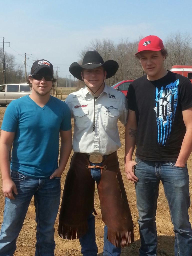 TyeSturgeon48's tweet photo. The boys and me right before I left. #tyesturgeon #cowboy #48states #americanwishride #tyeandedward #happy #friends http://t.co/EbmURvUEyA