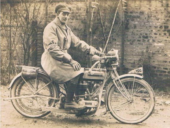 DavidWDoughty's tweet photo. #WW1 #GreatWar Albert Simpkin on his #army issue #TriumphModelH known as the #TriumphTrusty - http://t.co/KHTX7KkHGe http://t.co/4vEumeNCmf
