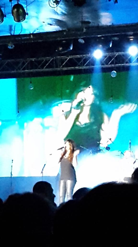 Princess_Alba5's tweet photo. Ya me puedo morir tranquila!!  Increíble concierto de Vanesa Martín ♥ que vooozzz, que arteee http://t.co/jtVnitMDPg