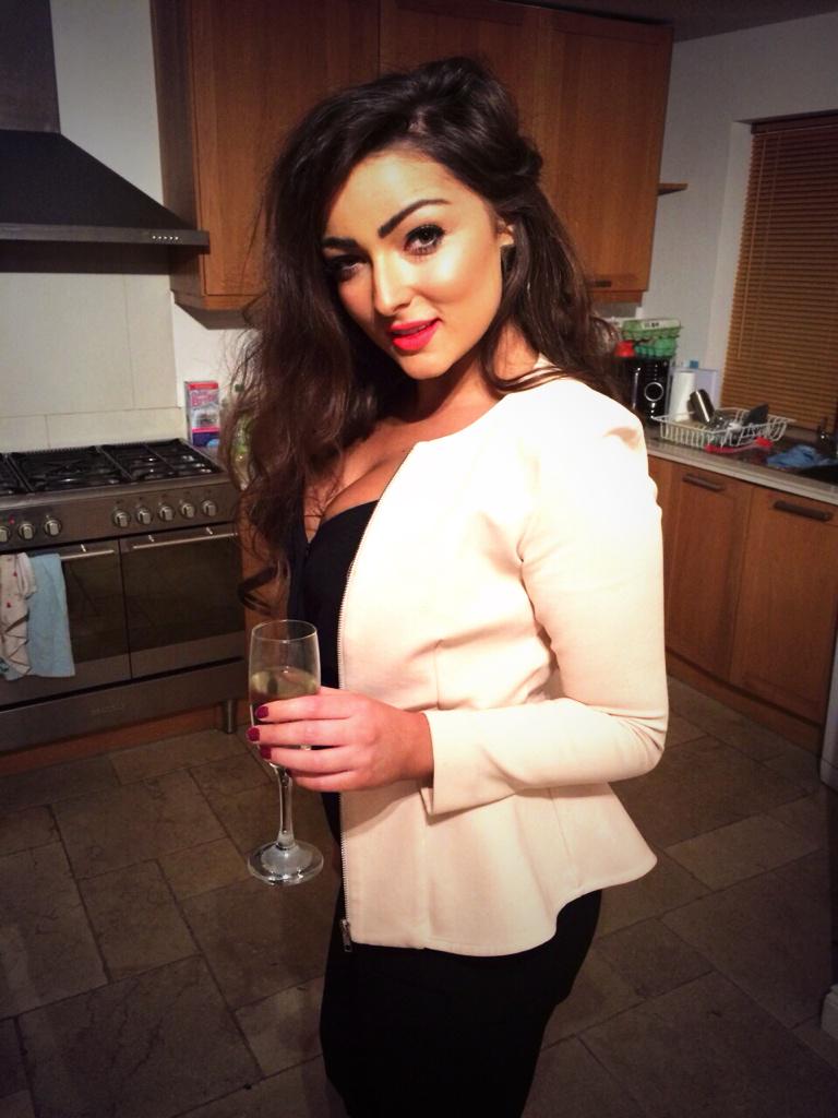 Carla_Jadee's tweet photo. 👯👭 here she is then! http://t.co/Noz1Le0tlZ