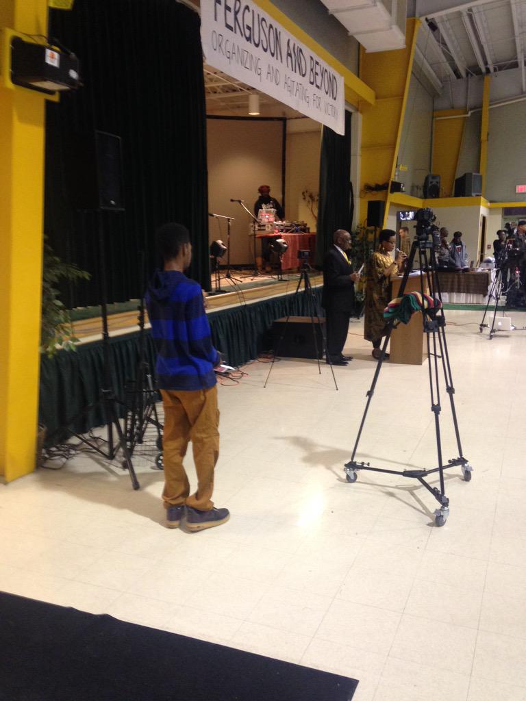 OBS_STL's tweet photo. @SheenBean32 presenting the 2015 young visionary award to @pulphusj #obs35 http://t.co/pWx0ccfdQ5