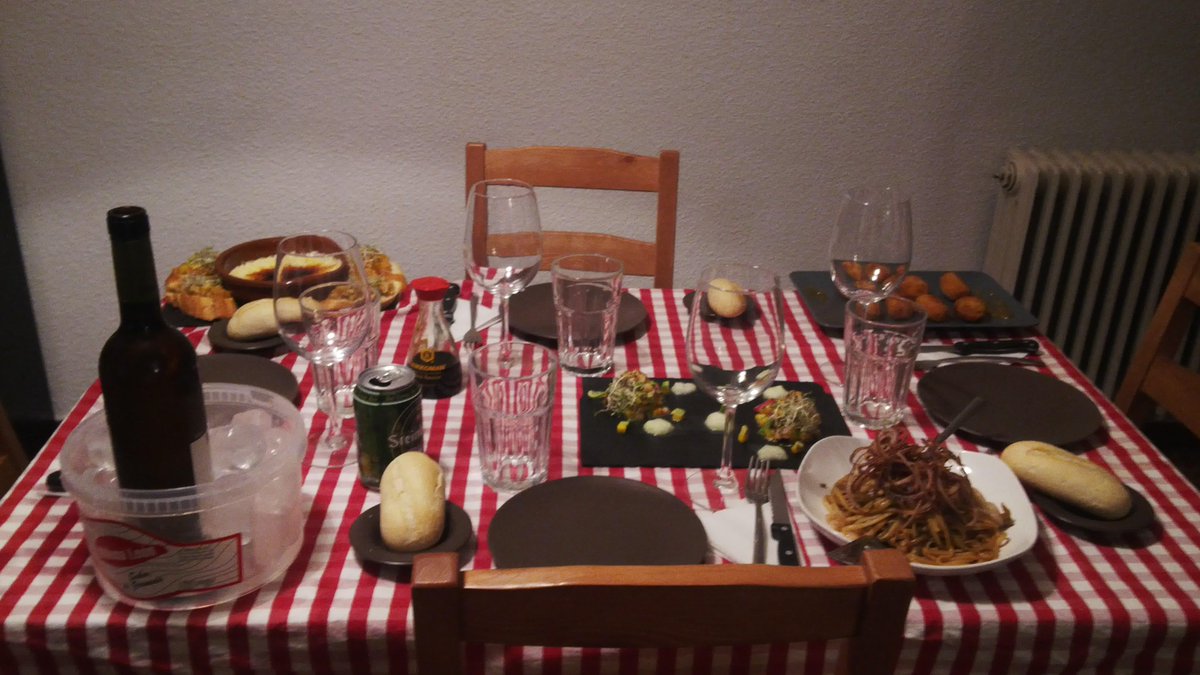 vicky_sanchez93's tweet photo. Cenita para amigos. Paseo por el mundo miniversion!
Ceviche, Pasta Japo, Brusqueta y Provoleta, Croquetas del cocido http://t.co/0w0DcB265m