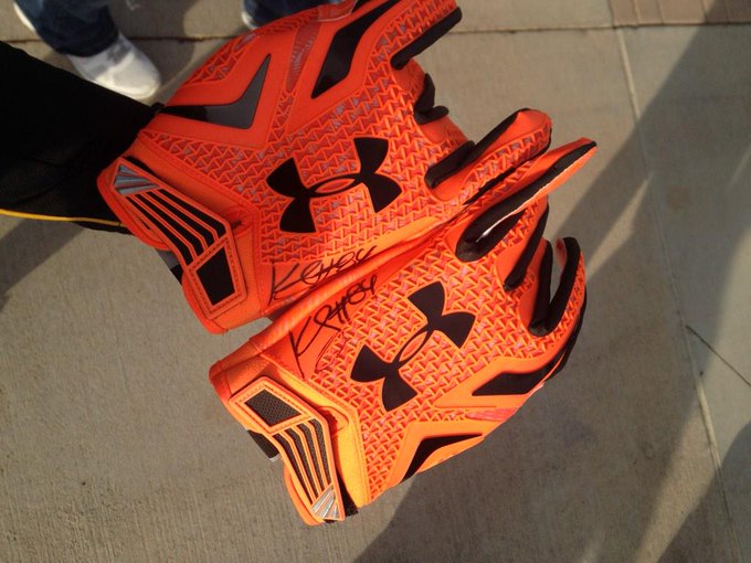 Kenny Stills signed and gave me his gloves 😭😍 http://t.co/rUCoeC988q<a href="/tag/cancersucks"class="tags"><span>#cancersucks</span></a>