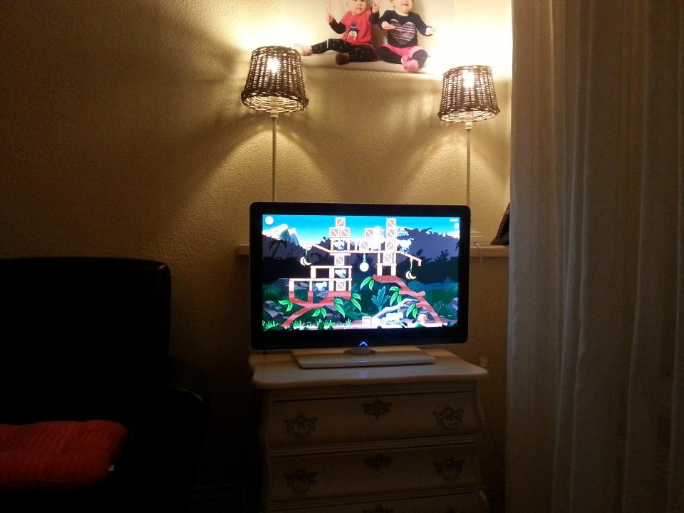 zandbergena's tweet photo. Gewoon #angrybirds aan het spelen op de tv #omdathetkan #androidstick http://t.co/3bTF53wQbo
