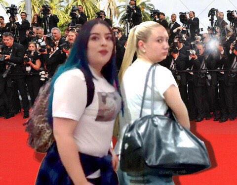 baeling's tweet photo. iggy azalea and kylie jenner earlier on the red carpet http://t.co/l9fWLNqV2Y