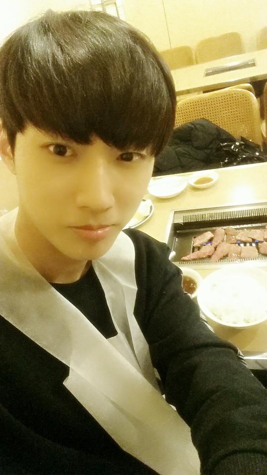 _jinyoung911118's tweet photo. 바로야~~오늘 풋살 화이팅해라 다치지말고~~형이 고기는 니 몫까지  맛있게 먹어줄게 ㅜ ㅜ
근데 진짜 맛있다........ㅎㅎㅎㅎㅎㅎ http://t.co/rRq2eFPNAe