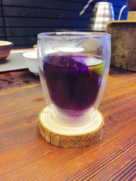 ElizabethC_H's tweet photo. Very vibrant colour changing tea! Dok Anchan @ofivetea http://t.co/Q8yG3AiXvl