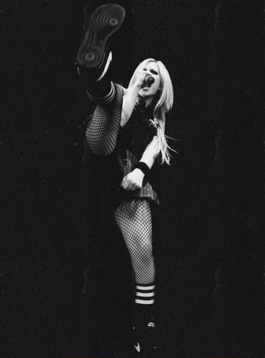 avrillllavigne9's tweet photo. #FebruaryIsAvrilsMonth http://t.co/I79felnZhd