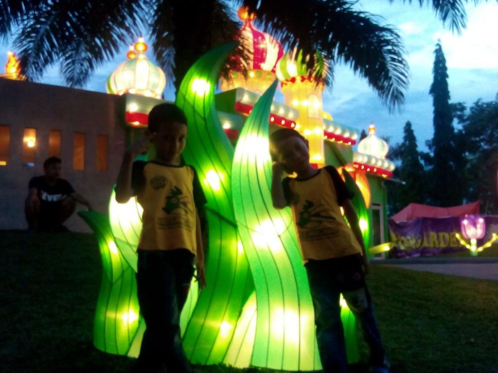 Twin lagi selfie selfie di MLG tepian samarinda, mari bermain kakak... #MLG #enggangbird #samarindu #samarinda