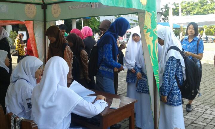 smapsic10jr6's tweet photo. Ini suasana saat finalis sedang mendaftar ulang #SMAPSiCFEVER #SATUDEKADESMAPSiC http://t.co/o1IpKAMja0