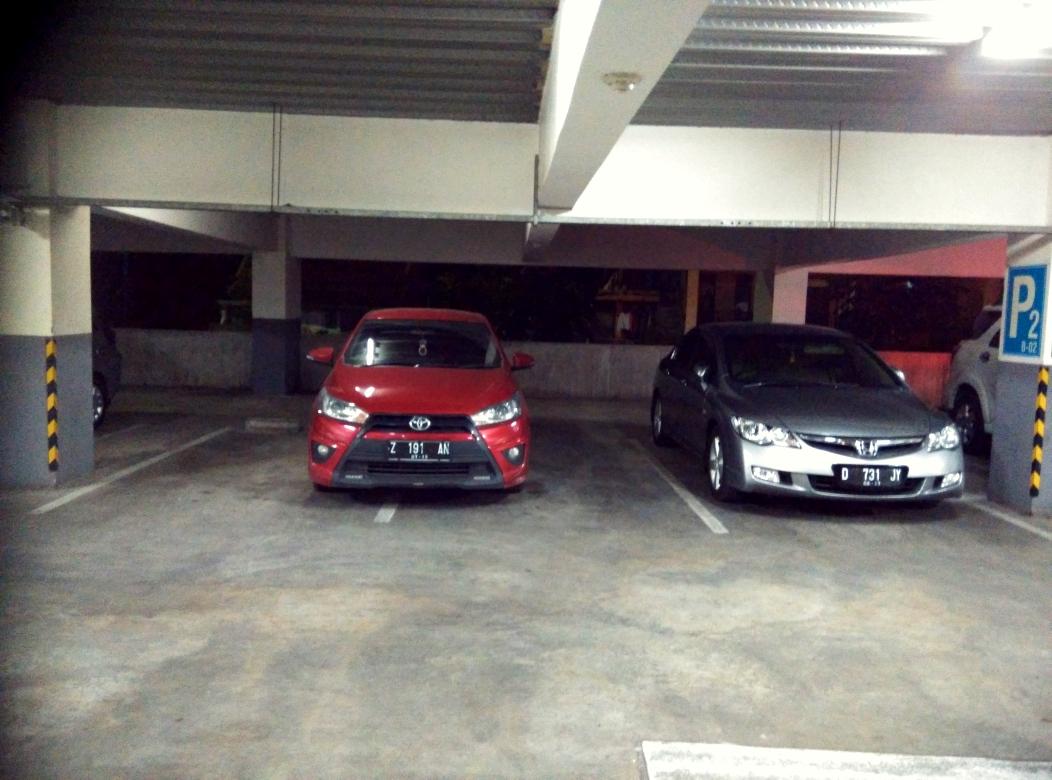 PRFMnews's tweet photo. RT @khevin01stros: Kmrn ke mall nemu yg parkir nya begini.tlg kl parkir bs lbh tertib jg.Hormati pengguna yang lain  http://t.co/Ce7Wmroy5A