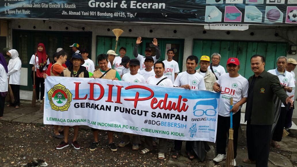 LDII_Padasuka's tweet photo. #bdgbeberesih #GPSBdg PC LDII Cibeunying Kidul, minggu 1 Feb 2015, cc: @ridwankamil @kec_cibkidul @PemkotBandung http://t.co/z3jwHGGpG9
