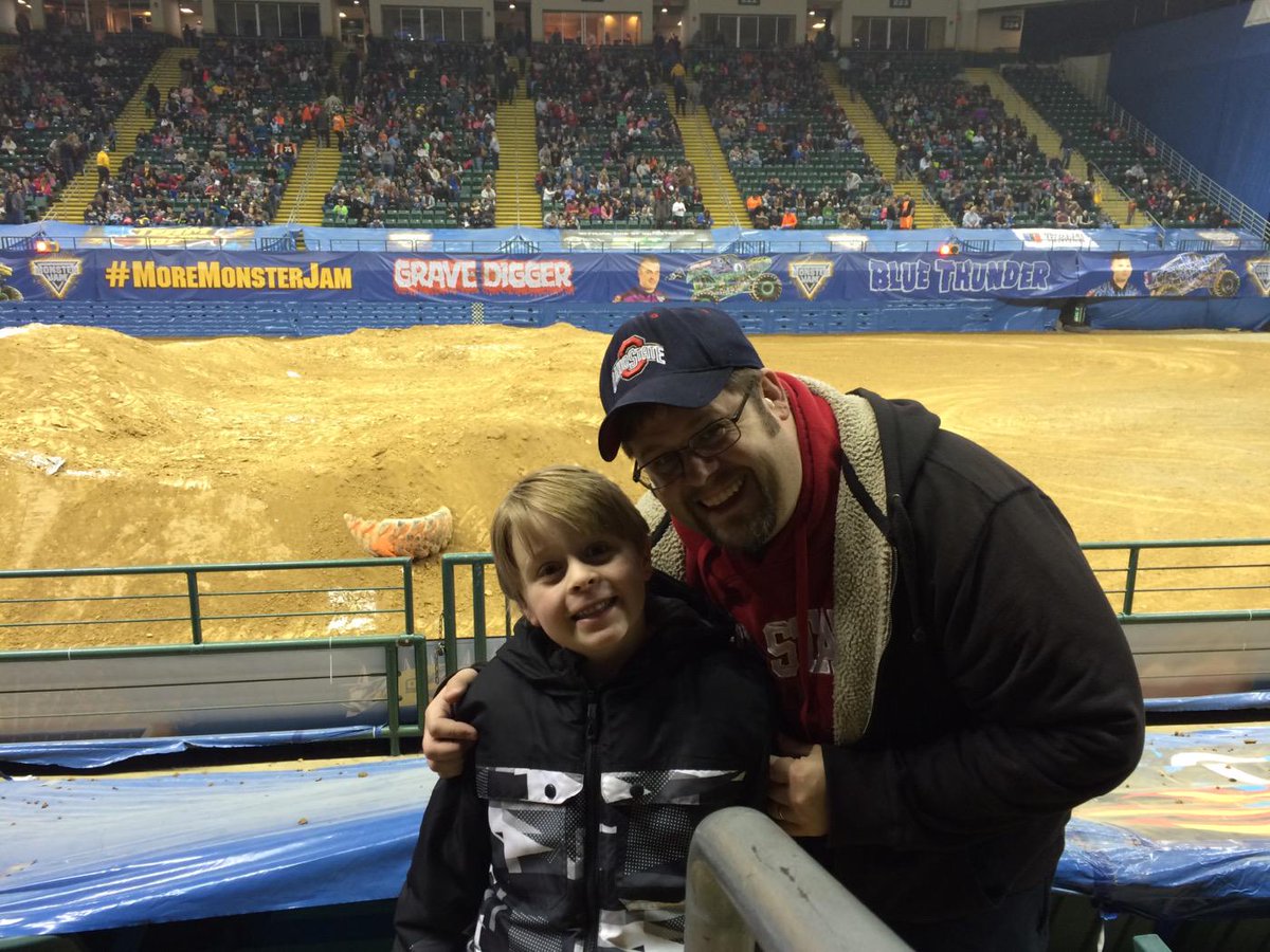 JoshCouts's tweet photo. #MoreMonsterJam Rocks http://t.co/vbmiGkvGtT