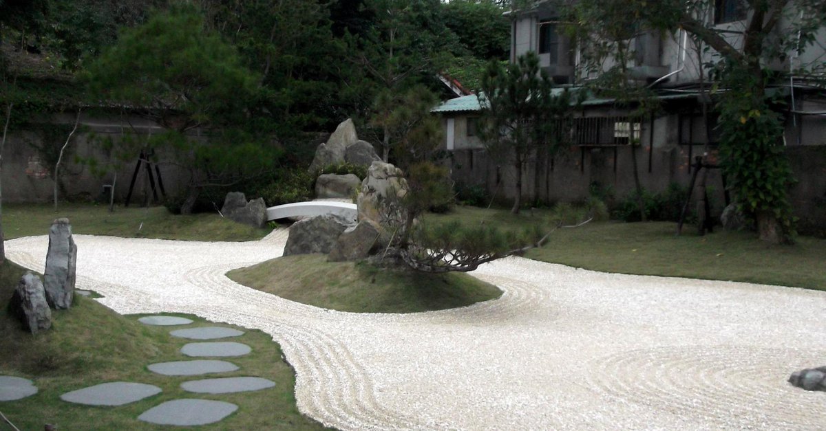 螃蟹一呀爪七個on Twitter 日本長野縣庭園家小口基實先生去年在台北植物園南門町323番地日式住宅修造了枯山水禪風庭園 舖白砂為海壘土石為山成龜鶴二島浮在海中代表蓬萊仙境人不老意境高雅清幽可能是台灣現存日式枯山水派庭園最美的一座 已開放參觀 Http T Co Rcp37oc1jy