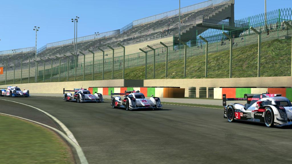 ちゃんと、2(CPU)→1(ウチ)→3(CPU)号車で1→2→3位という編隊を組んで走行で、Le Mans24hの再現！   #RealRacing3