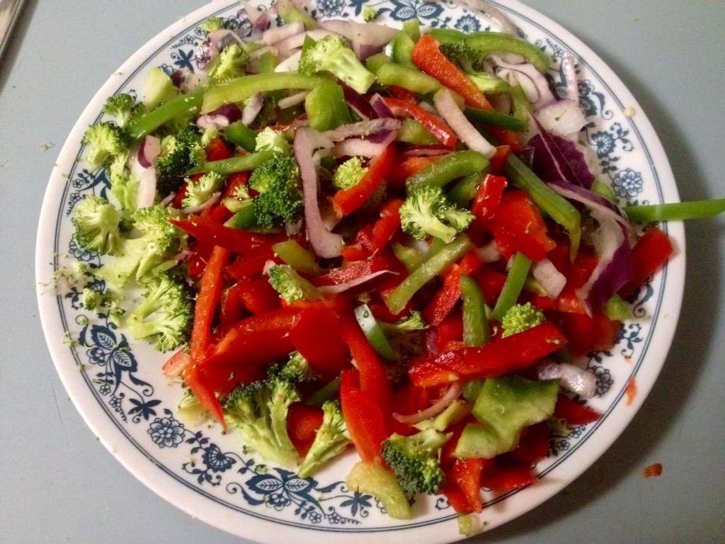 nicoleFit_'s tweet photo. The start of dinner 😋 http://t.co/QNr8LENUkf