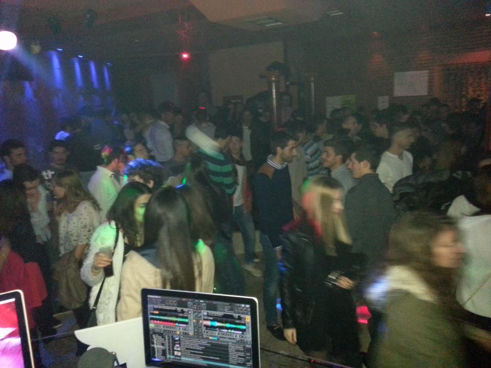 FrankyLopezDj's tweet photo. Estamos a tope en @IntermedioPubCD  😨😨😨😨😨😨😨😨😨 http://t.co/EXn8YB6wnj