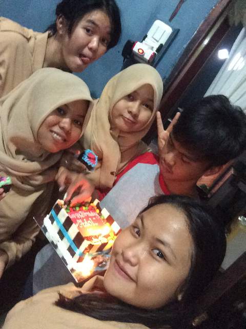 AdolPutra's tweet photo. Hbd :) @AdolPutra @henniparamita @Checee01 @SyefiraWahida7 @putrimaulidya6 http://t.co/WLoOkgTjD6