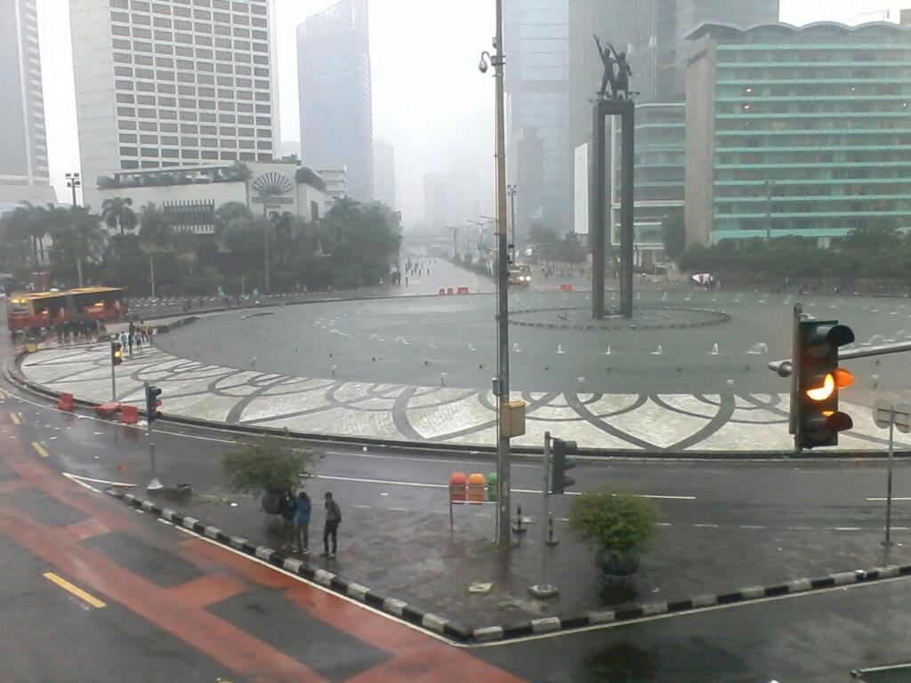 Pake inline udah kaya surfing "<a href="/TMCPoldaMetro/">TMC Polda Metro Jaya</a>: RT @CFDinfo: Suasana hujan pagi ini di sekitar Bundaran HI. "