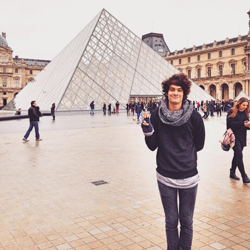 bryanmouque's tweet photo. Louvre II. http://t.co/8T2Gq49UQj http://t.co/BMZi3gIlWh
