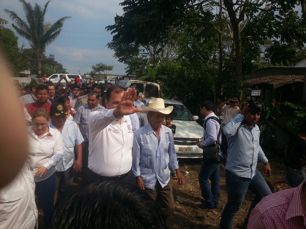 chookoman's tweet photo. La llegada de nuestro amigo manuel cota innovacion agrarista de tabasco @CesarSilerio @ManuelCota @MinervaCNC @EPN http://t.co/akBzX4Tptu