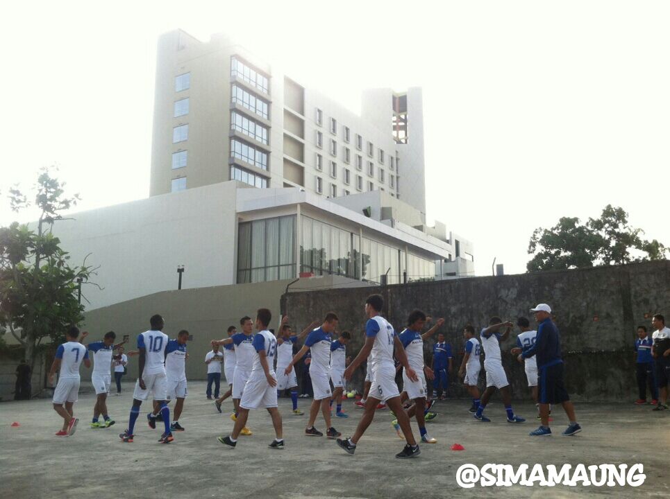 Tanpa Vlado dan Maycon. Klo latihan-ringan gini biasanya emang ga ada keharusan utk ikut sih ;)