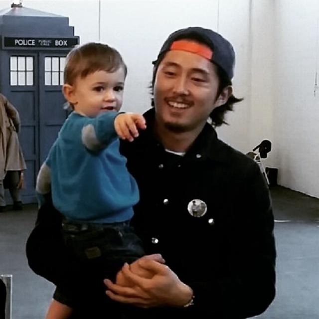 laceydianna's tweet photo. So cool of @steveyeun to take the time to entertain our little guy! Thank you for making our day! #WalkerStalkerCon http://t.co/bhdPZ2Y9dM